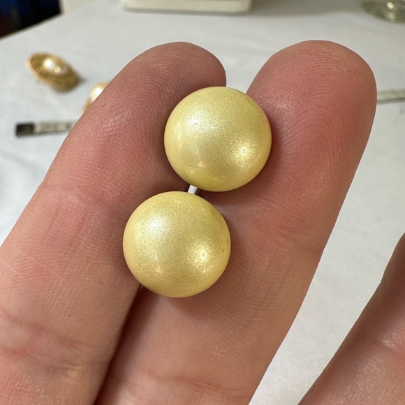 Four pair of beige and gold vibe earrings - Picture 4 of 6